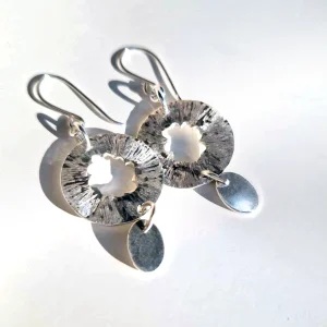 boucles d'oreille en argent texturé motif organique