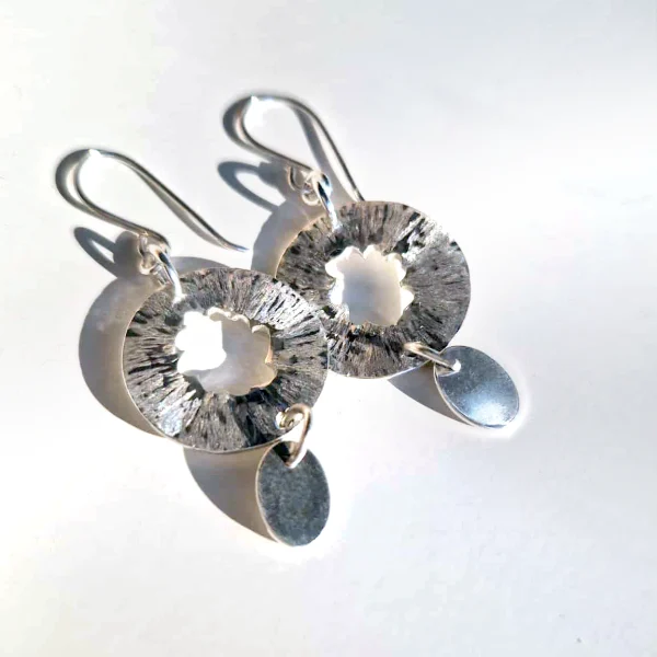 boucles d'oreille en argent texturé motif organique