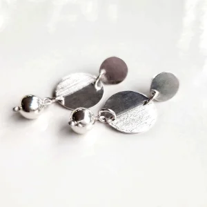 boucles d'oreille en argent composée d'un disque et d'une perle d'argent