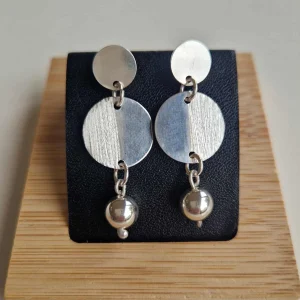 boucles d'oreille en argent composée d'un disque et d'une perle d'argent