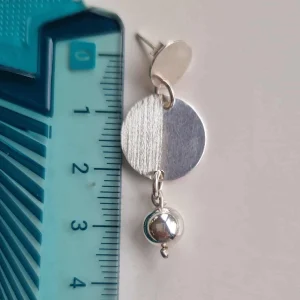 boucles d'oreille en argent composée d'un disque et d'une perle d'argent