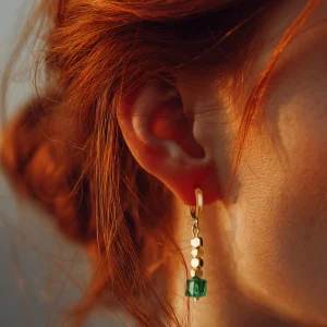 Boucles créoles longues acier précieux doré, hématite dorée, cristal vert émeraude